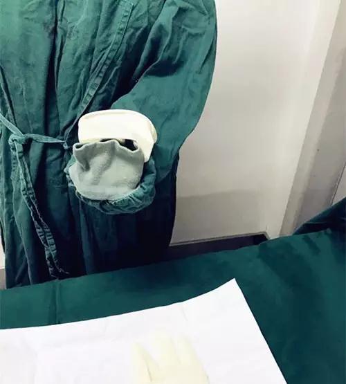 我院手術(shù)室在全院率先推廣無觸式戴無菌手套法！