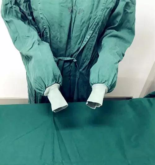我院手術(shù)室在全院率先推廣無觸式戴無菌手套法!