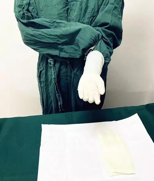 我院手術(shù)室在全院率先推廣無觸式戴無菌手套法！