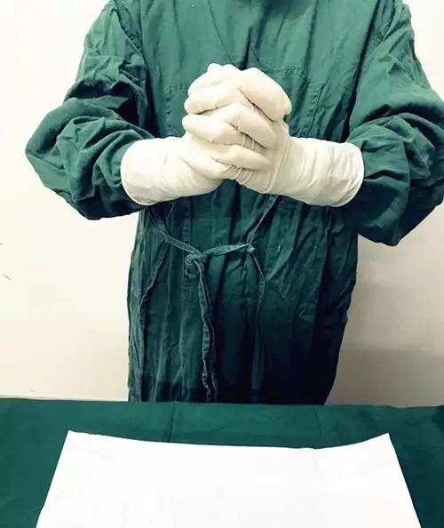 我院手術(shù)室在全院率先推廣無觸式戴無菌手套法！